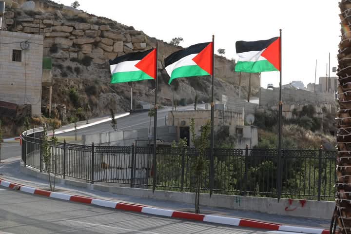 وزير الحكم المحلي يفتتح شارع رئيسي جديد في بلدة تفوح